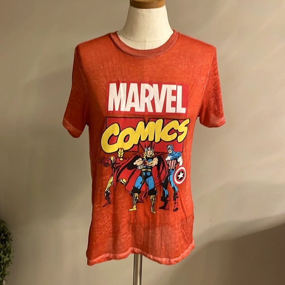 MARVEL COMIC juniors T shirt red with superheroes front very lightweight soft Sm